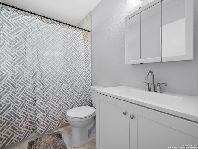 full bath with toilet, a shower with curtain, and vanity