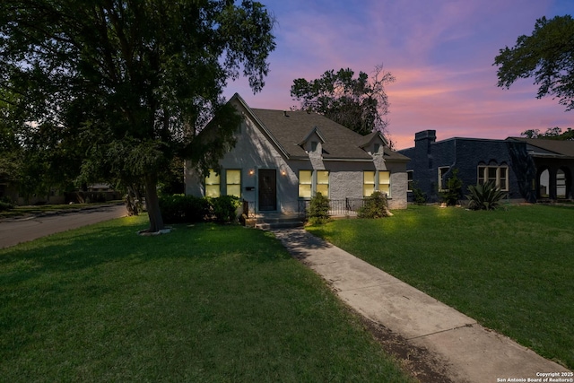 view of front of home featuring a lawn