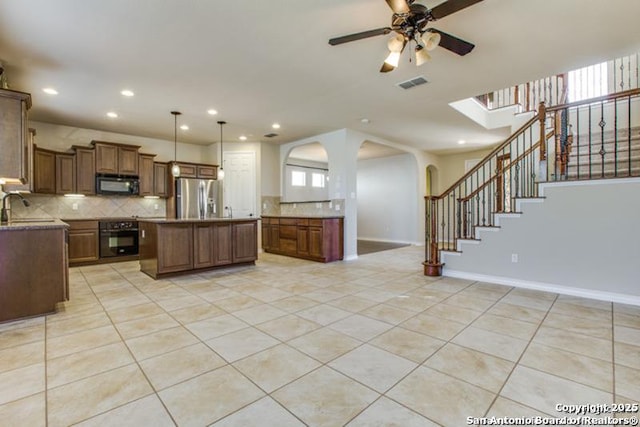 17739 Via Del Oro, San Antonio, TX 78257 - kitchen featuring backsplash, recessed lighting, visible vents, and black appliances