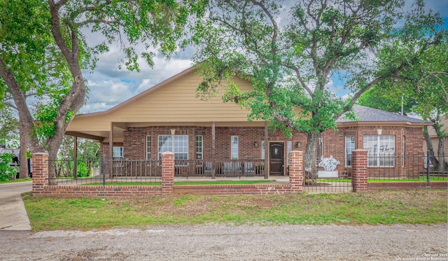 view of front of house featuring brick siding and a fenced front yard