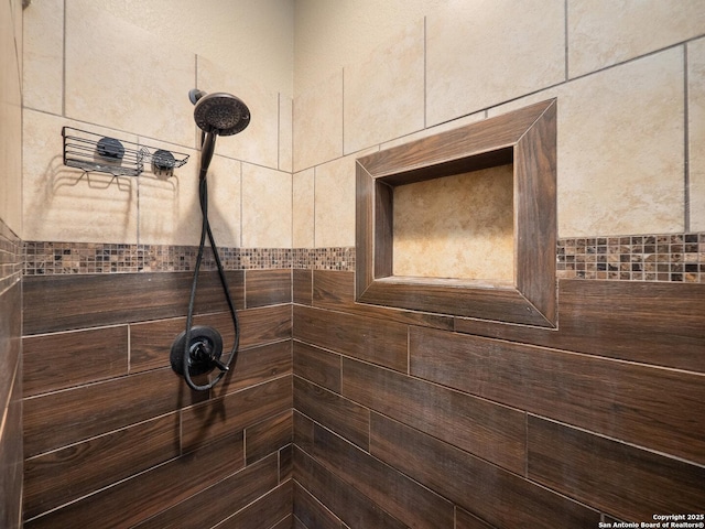 details featuring tiled shower
