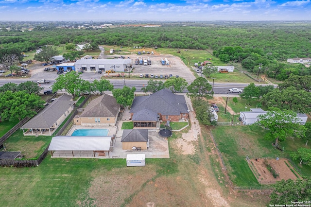 birds eye view of property featuring a forest view