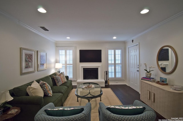 living room with plenty of natural light, recessed lighting, dark wood-style flooring, and crown molding