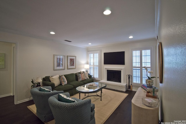 living room featuring crown molding, baseboards, recessed lighting, and visible vents