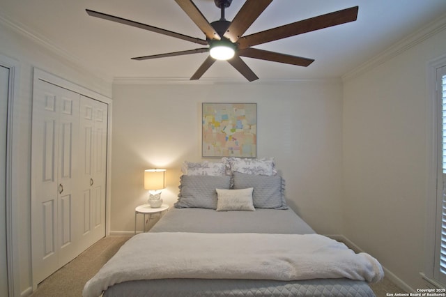 bedroom with carpet flooring, a ceiling fan, baseboards, ornamental molding, and a closet