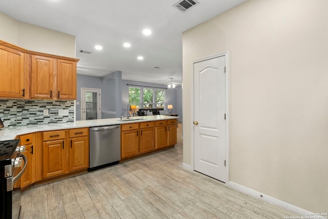kitchen featuring visible vents, appliances with stainless steel finishes, a sink, light countertops, and light wood finished floors