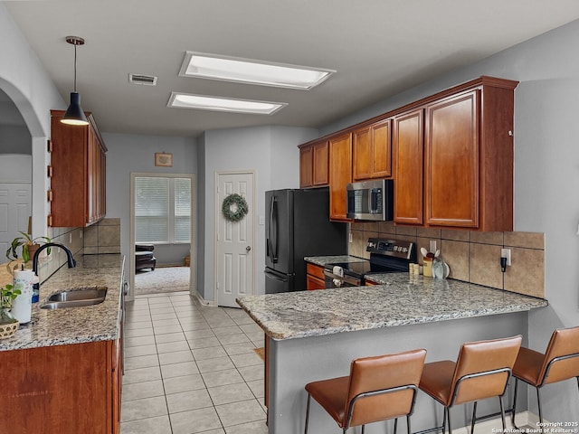 51 Roan, San Antonio, TX 78259 - kitchen with backsplash, visible vents, a sink, a peninsula, and stainless steel appliances