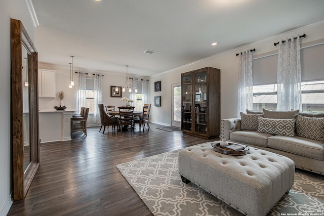 living room with crown molding, dark wood-style flooring, recessed lighting, baseboards, and visible vents
