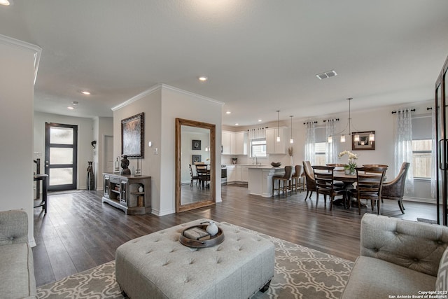 living room featuring recessed lighting, baseboards, dark wood-style floors, and visible vents