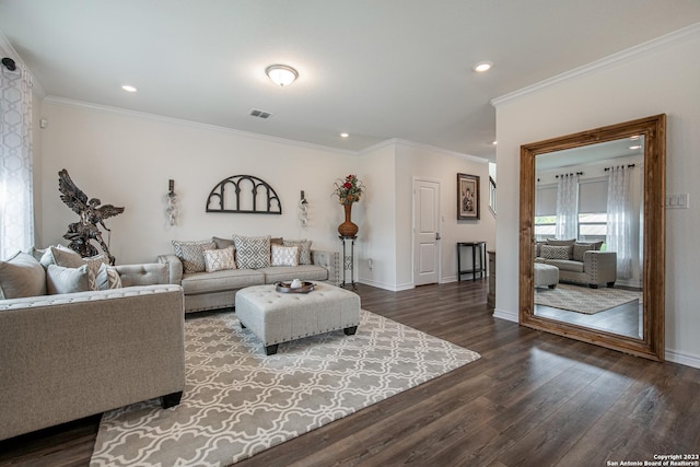 living area featuring recessed lighting, baseboards, dark wood-style flooring, and visible vents