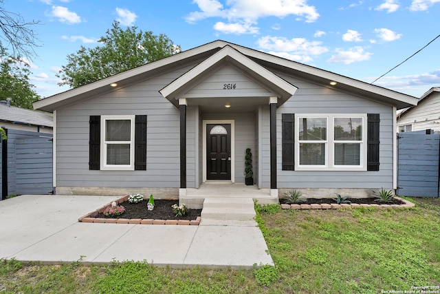 view of front of house with a front lawn and fence