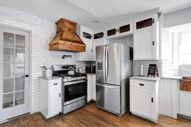 700 Dawson, San Antonio, TX 78202 - kitchen with decorative backsplash, custom exhaust hood, plenty of natural light, light countertops, and stainless steel appliances