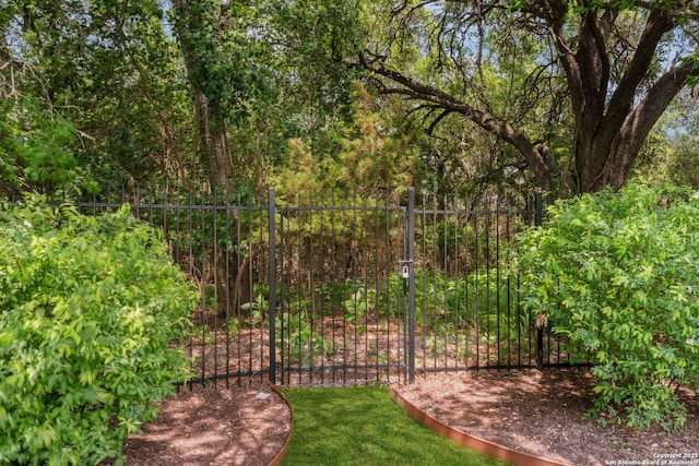 300 Knoll Spgs, Boerne, TX 78006 - view of yard with fence