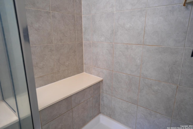 bathroom featuring a tile shower