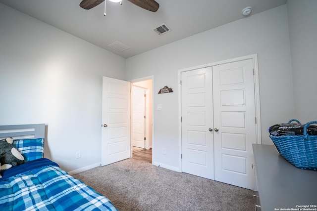bedroom featuring carpet, a ceiling fan, baseboards, visible vents, and a closet