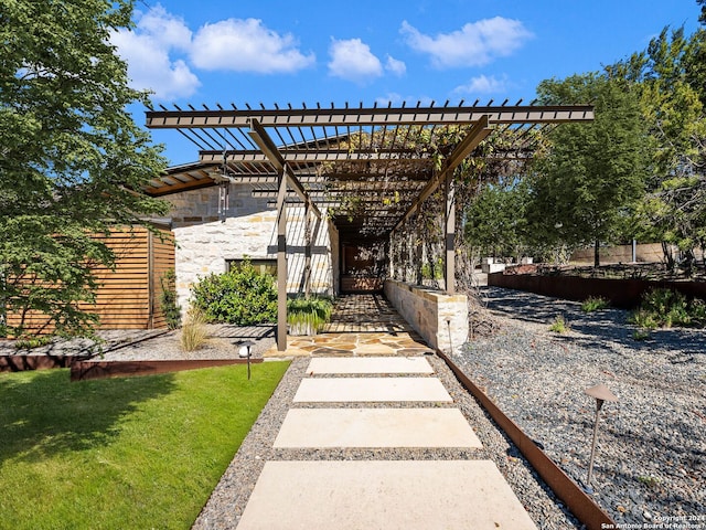 view of yard with a pergola