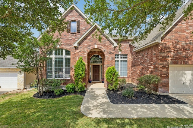 view of front of house featuring brick siding and a front lawn