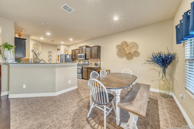 dining space featuring visible vents, recessed lighting, and baseboards