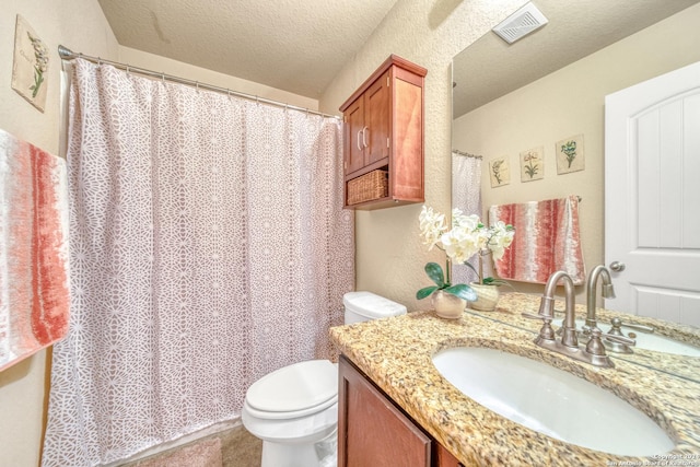 full bath featuring vanity, toilet, a textured ceiling, curtained shower, and visible vents