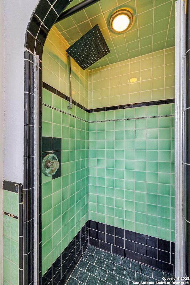 full bath featuring tiled shower