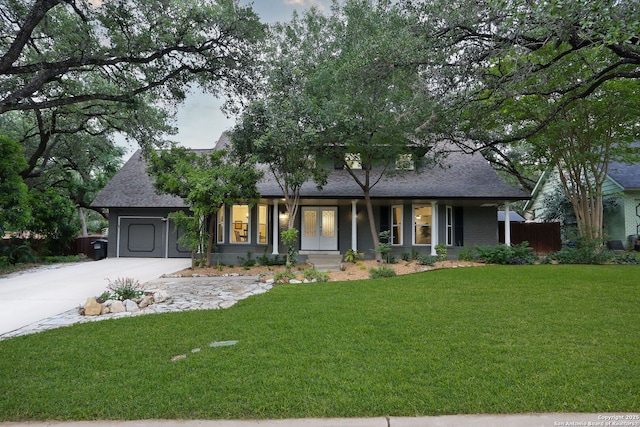 view of front of house featuring a front lawn, roof with shingles, fence, and driveway