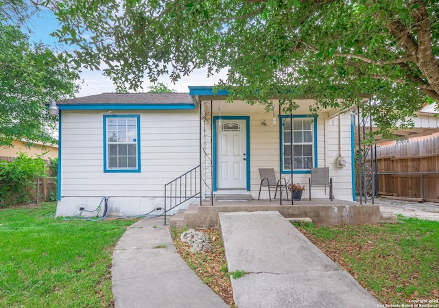 1136 Kentucky Ave, San Antonio, TX 78201 - bungalow-style home with a porch, fence, and a front yard