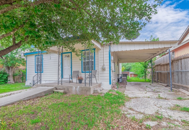 1136 Kentucky Ave, San Antonio, TX 78201 - view of front of home featuring fence and a carport
