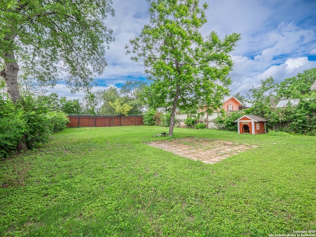 1136 Kentucky Ave, San Antonio, TX 78201 - view of yard featuring a storage unit, a fenced backyard, and an outdoor structure
