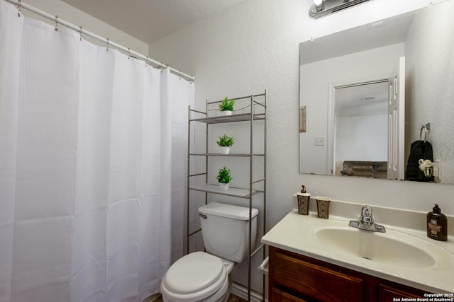 full bath with vanity, a textured wall, curtained shower, and toilet