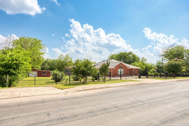 view of front of home with a fenced front yard