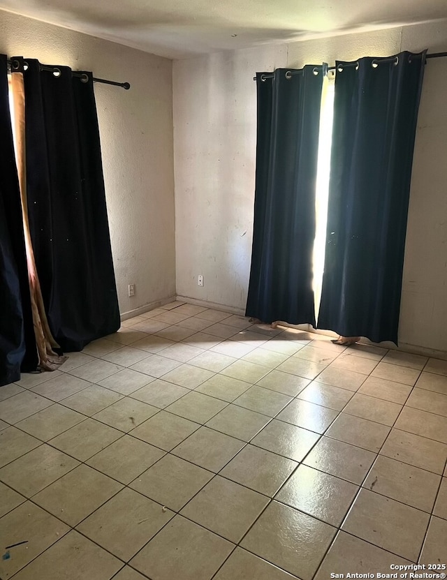 unfurnished room featuring light tile patterned flooring