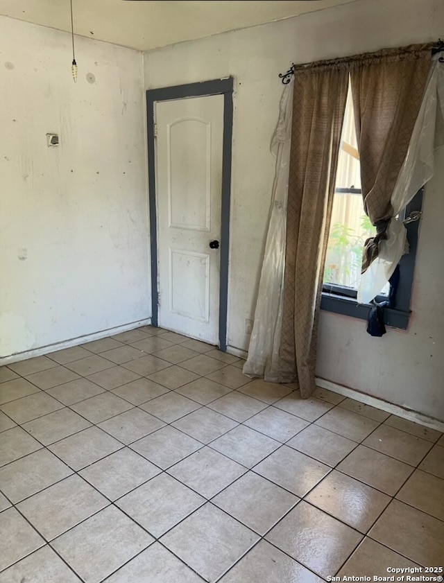 empty room featuring light tile patterned floors