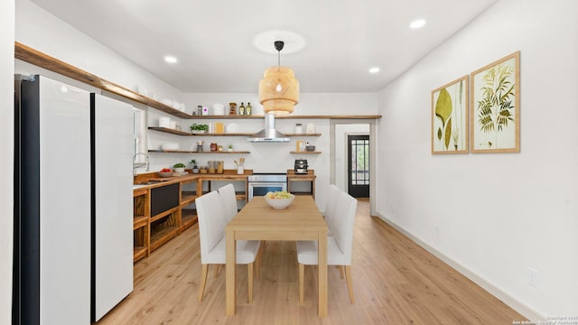 dining space featuring recessed lighting, baseboards, and light wood finished floors