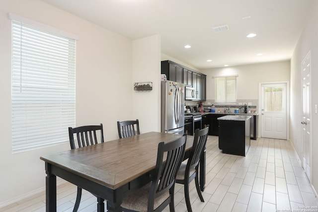 dining area with visible vents, recessed lighting, and baseboards