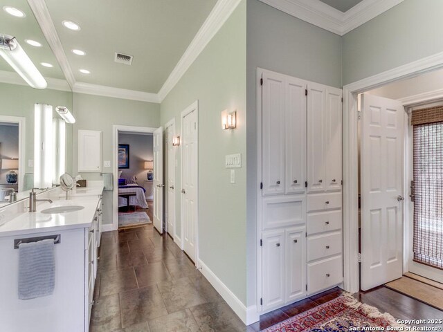 ensuite bathroom with visible vents, vanity, baseboards, recessed lighting, and ensuite bath