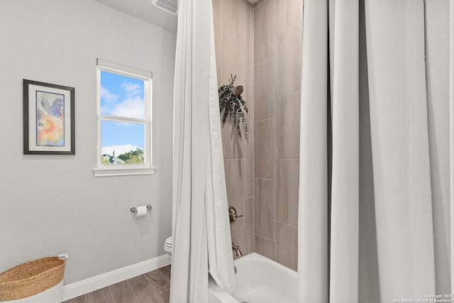 full bath featuring visible vents, wood finished floors, toilet, baseboards, and shower / bathtub combination with curtain