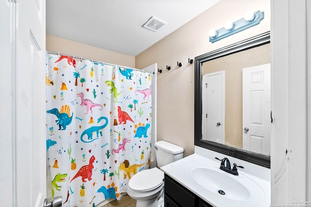 bathroom with toilet, a shower with curtain, visible vents, and vanity
