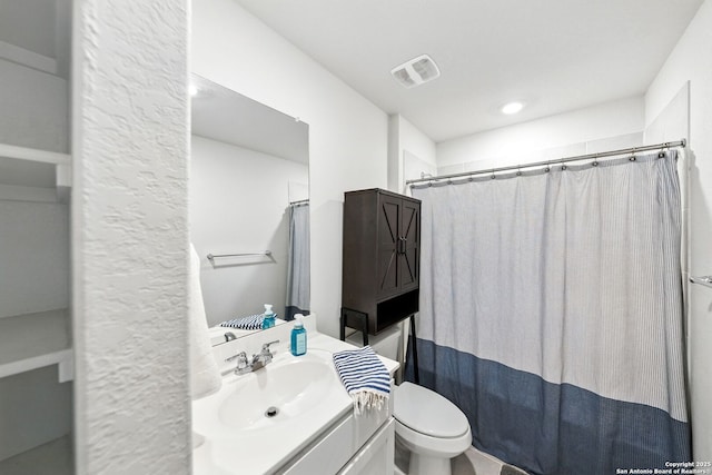 full bathroom with toilet, visible vents, a shower with shower curtain, and vanity