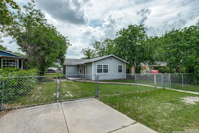 view of front facade featuring fence, a gate, and a front lawn
