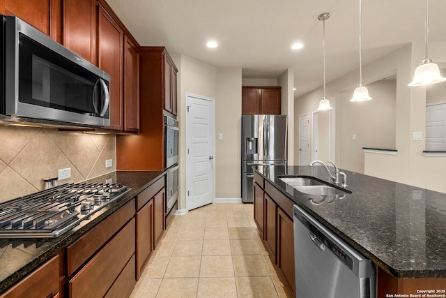 205 Wickersham, Boerne, TX 78015 - kitchen featuring decorative backsplash, appliances with stainless steel finishes, a center island with sink, a sink, and baseboards
