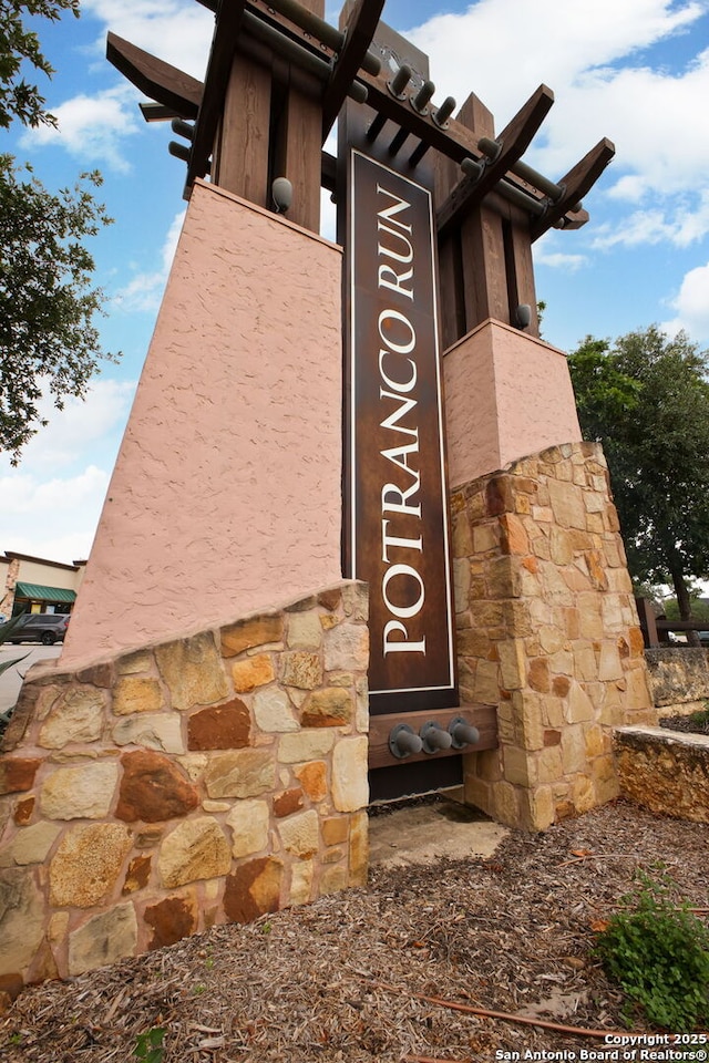view of community / neighborhood sign