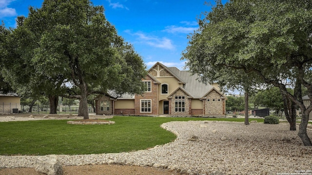 view of front facade featuring fence and a front yard
