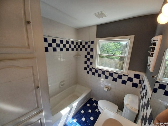 111 Blue Bonnet Blvd, Alamo Heights, TX 78209 - full bath with toilet, tile patterned floors, tile walls, bathing tub / shower combination, and visible vents