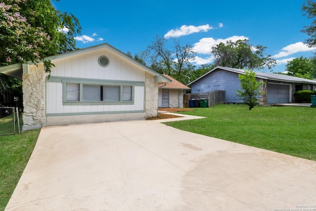 single story home with a front lawn, fence, and driveway