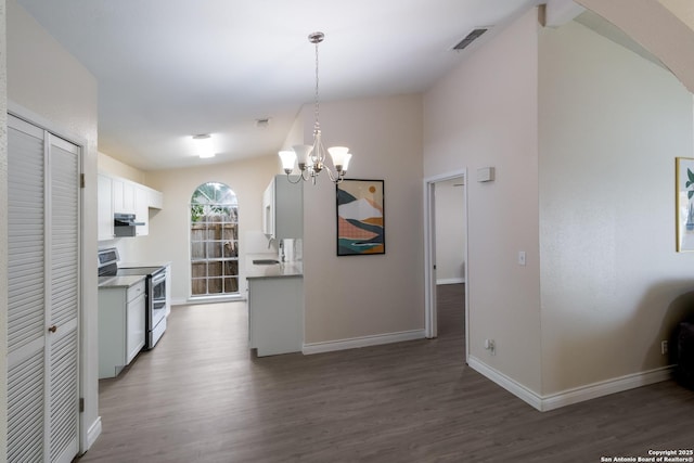 kitchen with visible vents, stainless steel range with electric stovetop, baseboards, an inviting chandelier, and dark wood-type flooring