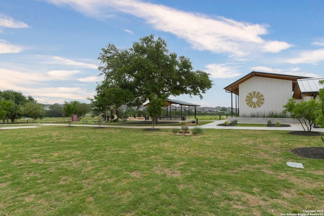 view of property's community featuring a lawn
