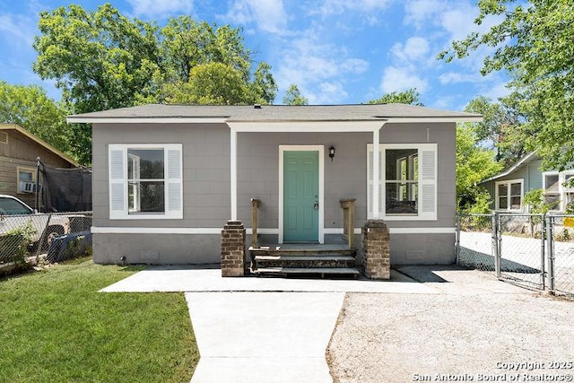 view of front of house featuring crawl space, fence, a gate, and a front lawn