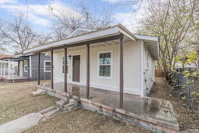 view of front facade with fence and covered porch