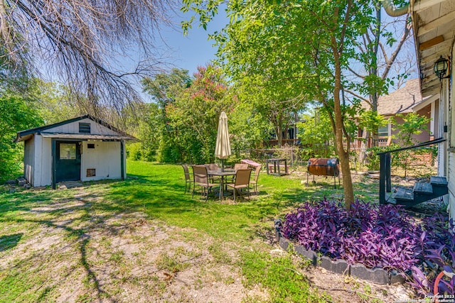 view of yard featuring an outbuilding