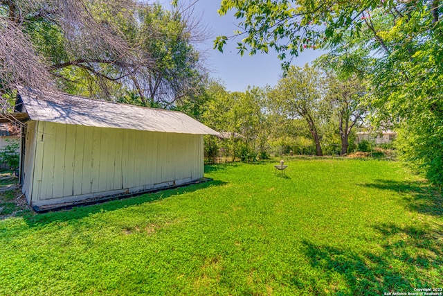 view of yard featuring a storage unit and an outdoor structure